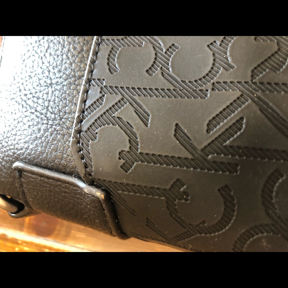 Calvin Klein logo flat crossbody adjustable straps - Picture 3 of 7